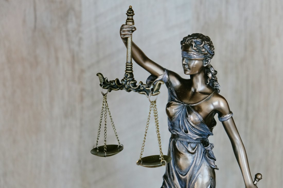 Estatua de la justicia con la balanza, símbolo del marco legal